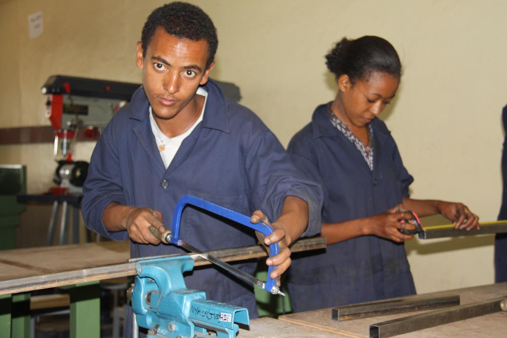 Bei der Arbeit in der Werkstatt Bei der Arbeit in der Werkstatt