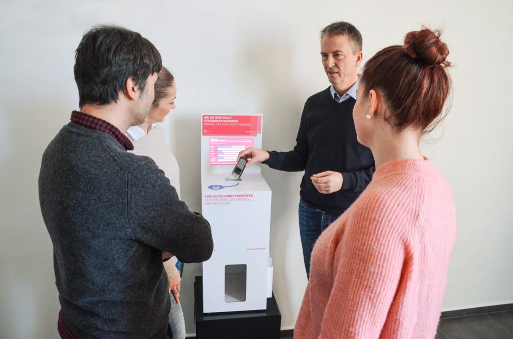 Mobile, digitale Handysammelbox Menschengruppe Mobile, digitale Handysammelbox Menschengruppe