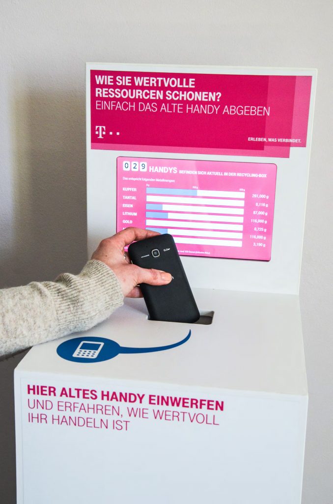 Mobile, digitale Handysammelbox Hand wirft Handy ein Mobile, digitale Handysammelbox Hand wirft Handy ein
